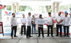 Bantuan Gerobak Partai...