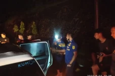 Sopir Mobil Terjebak...