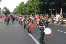 Ribuan Warga Arak Bendera...