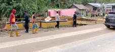 Longsor di Toba Rusak...