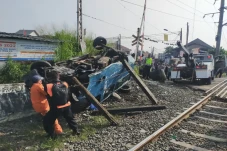Detik-detik Angkot Ringsek...