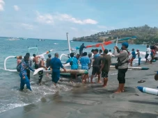 Dihantam Ombak 2 Meter,...