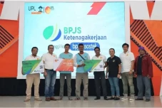 UPL Peduli Petani Berikan...