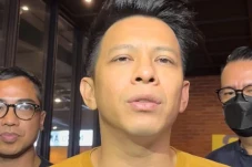 Soal Ray Prasetya Mencium...