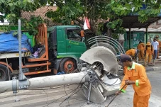 Truk Trailer Tabrak...