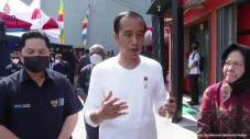 Jokowi Serahkan BLT...