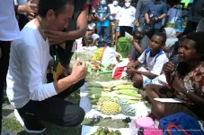 Ketika Mama Papua Mengalungkan...