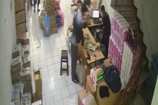 Pria Bule Gasak Uang...