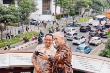 Sambil Selfie, Anies...