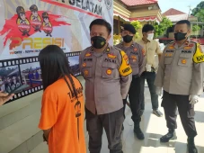 Tawarkan Gadis Pemuas...