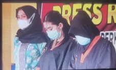 2 Perempuan Cantik di...
