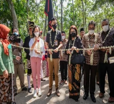 Lestarikan Budaya Daerah,...