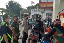 Harga BBM Naik, Antrean...