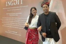 Indah Permatasari dan...