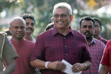 Rajapaksa Kembali ke...