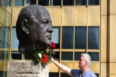 Mikhail Gorbachev Dimakamkan:...