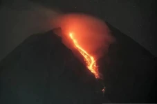 Gunung Merapi Luncurkan...