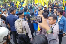 Terobos Barikade Kawat...