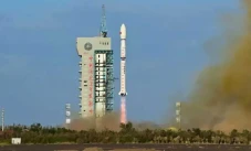 China Luncurkan Satelit...
