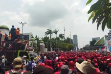 Desak Pemerintah Turunkan...
