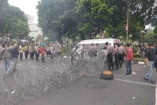 Momen Pendemo dan Polisi...