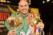 Tyson Fury Buang Sabuk...