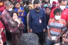 Mensos Risma Dilempar...