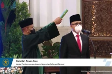 Presiden Jokowi Lantik...
