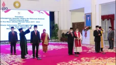 Presiden Jokowi Lantik...