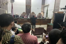 Gara-gara Salah Alamat,...