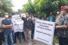 Tolak Penggusuran, Warga...