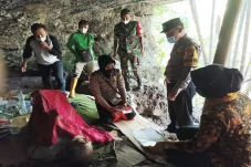 Tinggal di Gua Selama...