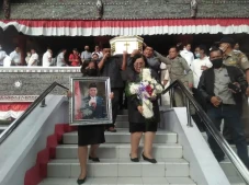 Isak Tangis Pecah, Jenazah...