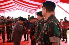 Prabowo Beri Pistol...