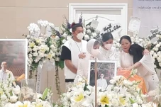 Dewi Lestari Tak Kuasa...