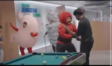 Heboh, Segerombol Orang...