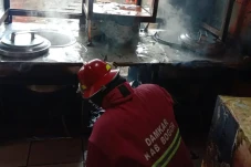 Kompor Gas Meleduk,...