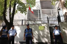 Polisi Albania Kepung...