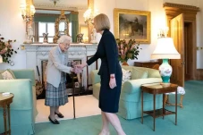 Senyum Ratu Elizabeth...