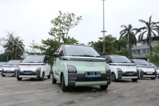 Wuling Sukses Serahkan...