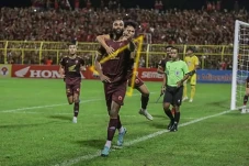 Pecundangi Persebaya...
