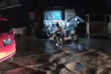 Banjir Rendam Jalan...