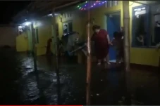 Diguyur Hujan, Rumah...