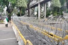 Polisi Tutup Jalan Sekitar...