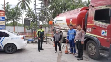 Polisi Kawal Truk Pengangkut...