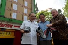 Pabrik Sepatu Nike Banyak...