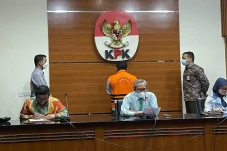KPK Tahan Tersangka...