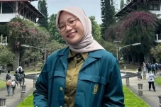 Zara Pakai Jaket Almamater,...