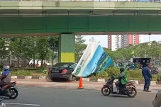 Sopir Mengantuk, Mercedes...