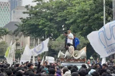 Temui Demonstran, Staf...
